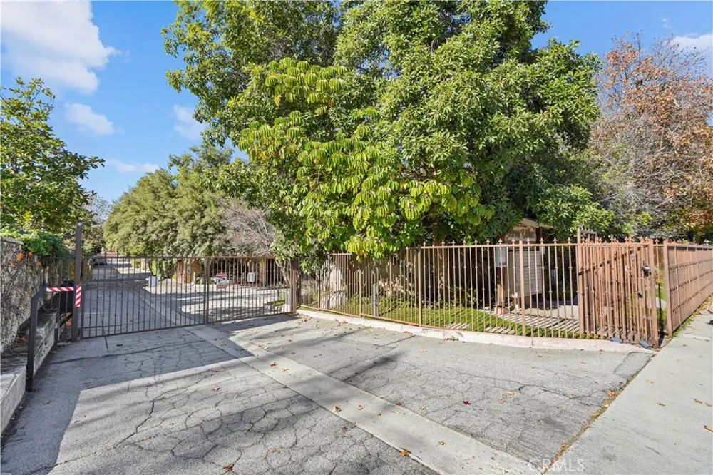 10237 De Soto #A Chatsworth, CA 91311
