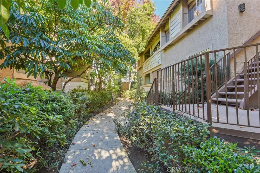 10237 De Soto #A Chatsworth, CA 91311