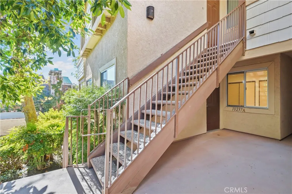 10237 De Soto #A Chatsworth, CA 91311