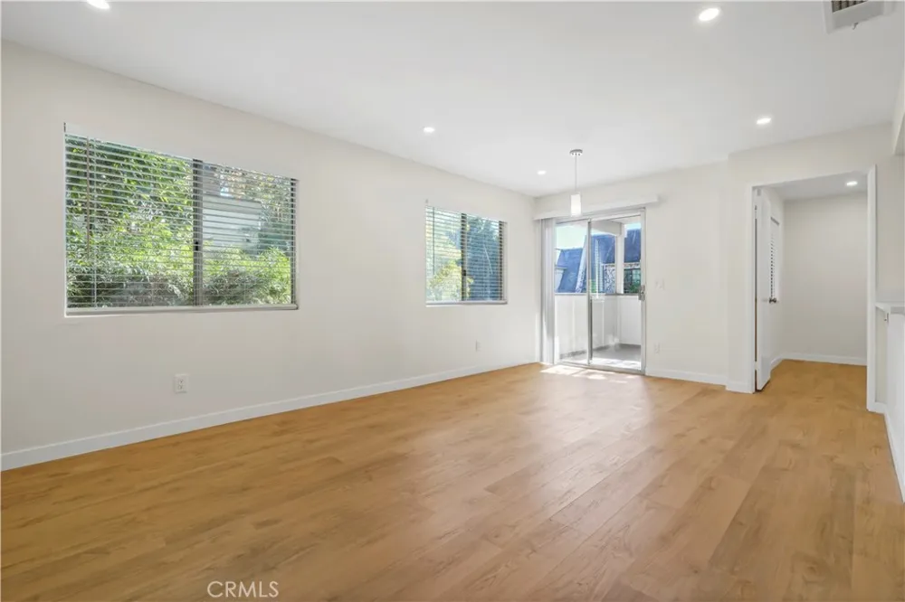 10237 De Soto #A Chatsworth, CA 91311