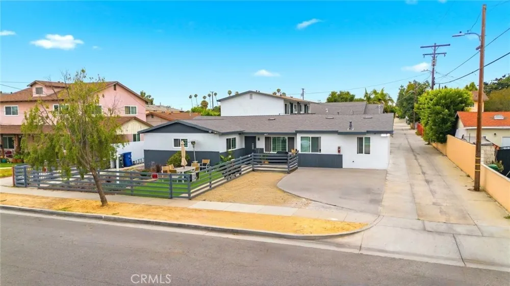 6221 Corona Bell, CA 90201