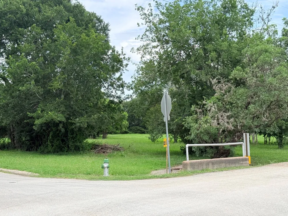 702 E Courthouse Street Cuero, TX 77954