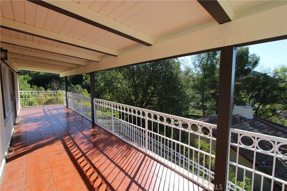 3694 Berwick Drive La Canada Flintridge, CA 91011