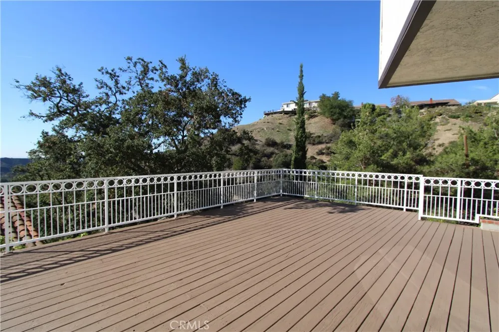 3694 Berwick Drive La Canada Flintridge, CA 91011