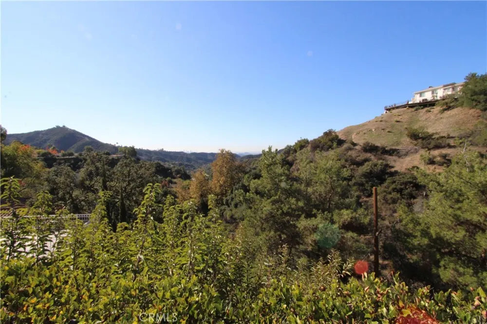 3694 Berwick Drive La Canada Flintridge, CA 91011