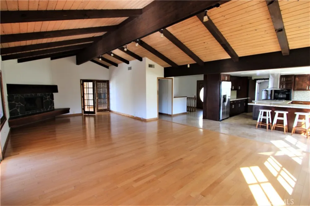 3694 Berwick Drive La Canada Flintridge, CA 91011