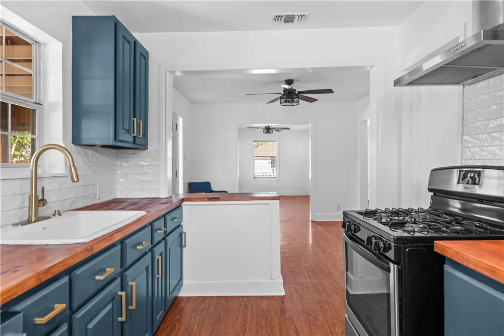 1225 Logan Avenue Corpus Christi, TX 78404