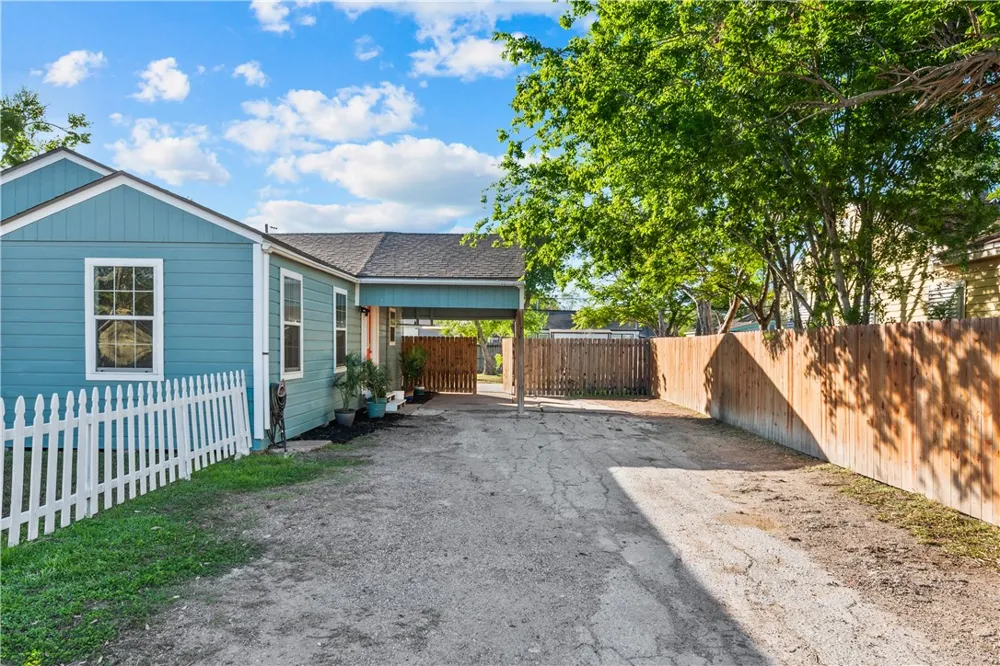 1225 Logan Avenue Corpus Christi, TX 78404