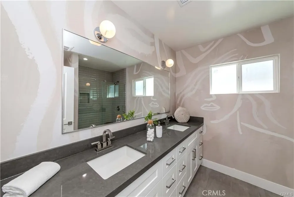 7426 Leescott Avenue Lake Balboa, CA 91406