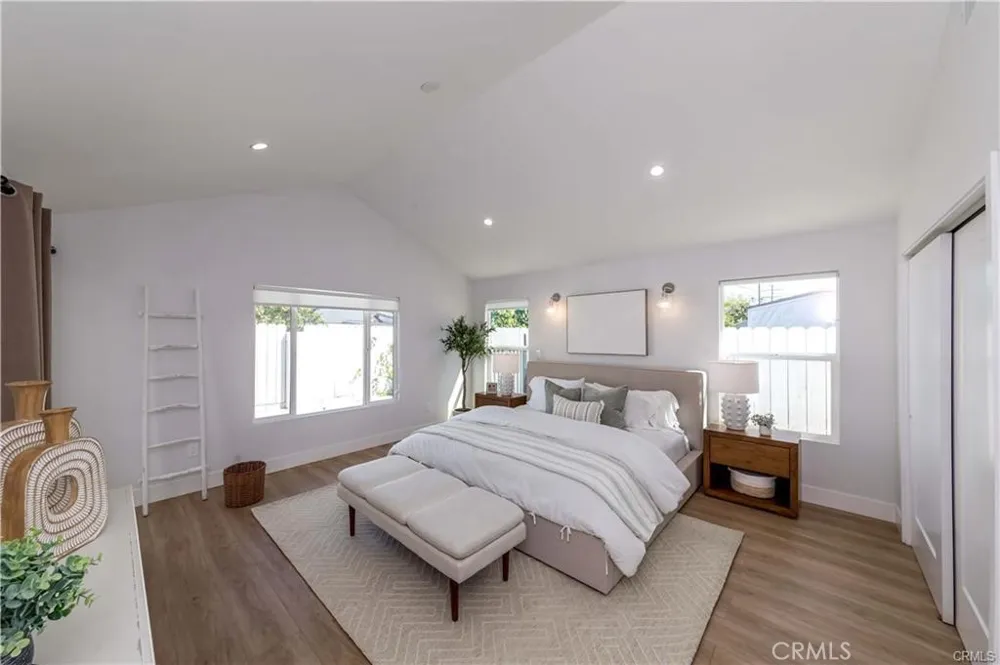 7426 Leescott Avenue Lake Balboa, CA 91406