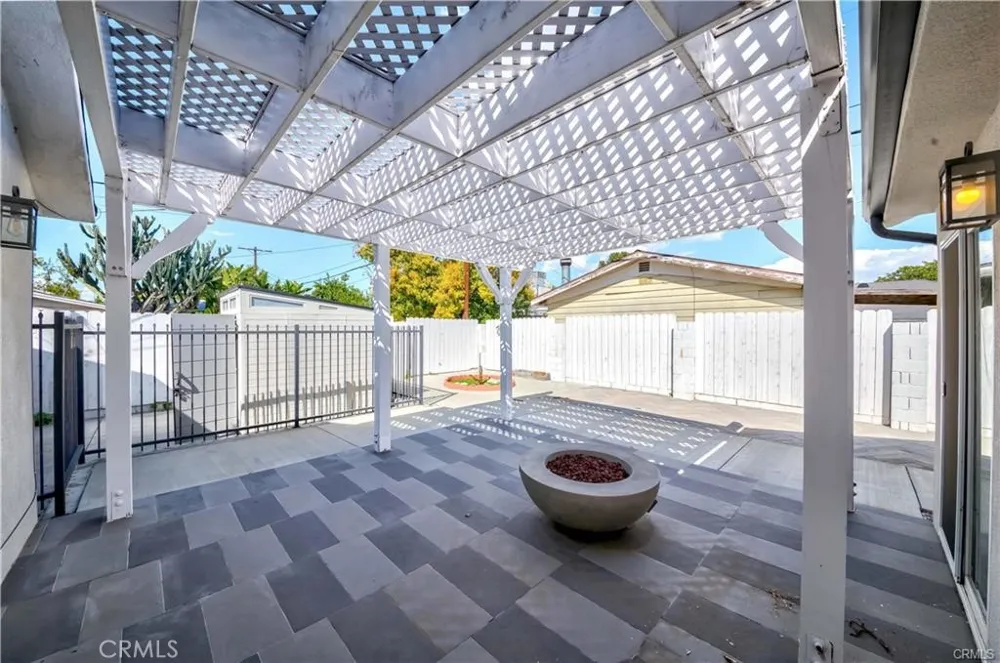 7426 Leescott Avenue Lake Balboa, CA 91406