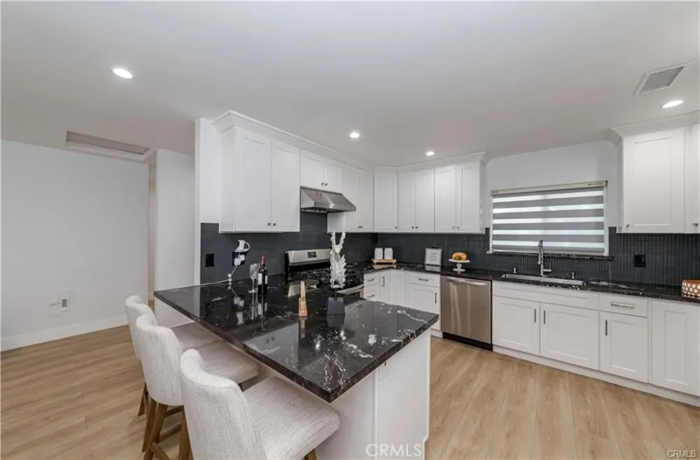7426 Leescott Avenue Lake Balboa, CA 91406