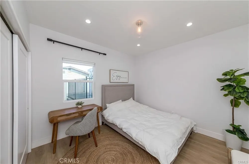 7426 Leescott Avenue Lake Balboa, CA 91406