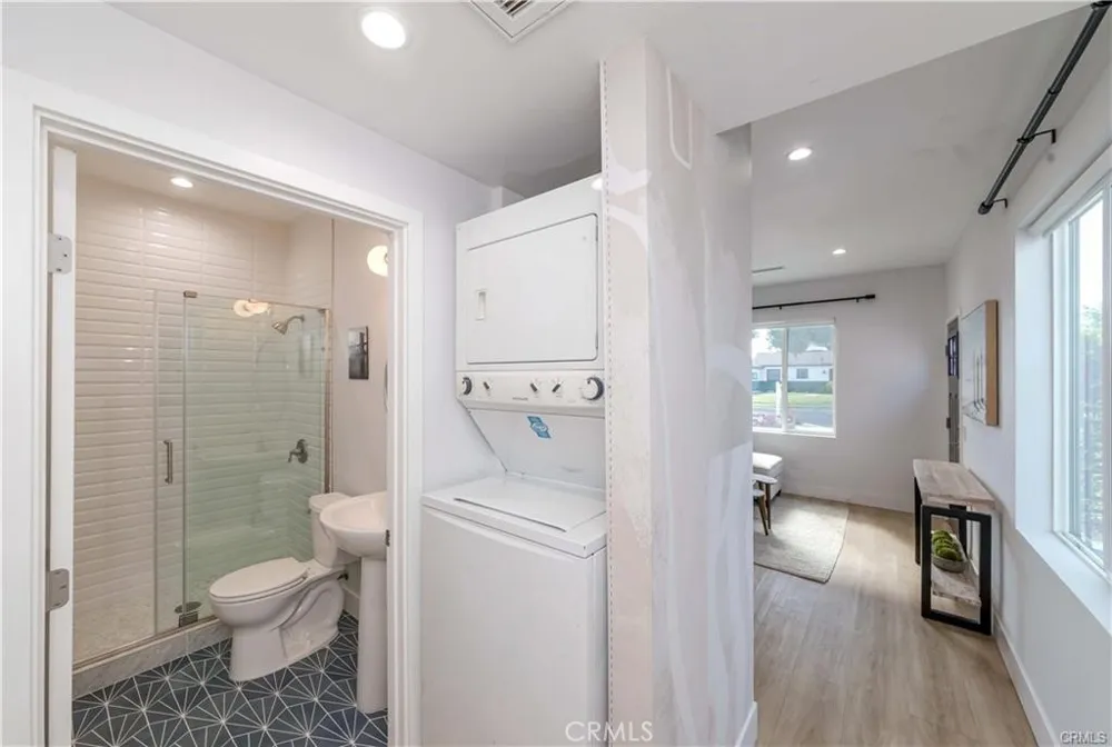 7426 Leescott Avenue Lake Balboa, CA 91406