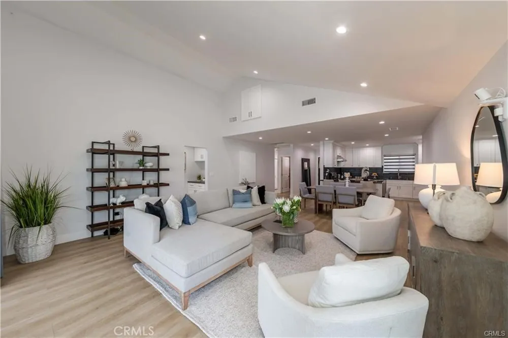 7426 Leescott Avenue Lake Balboa, CA 91406