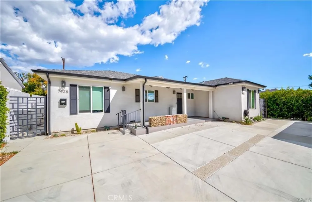 7426 Leescott Avenue Lake Balboa, CA 91406