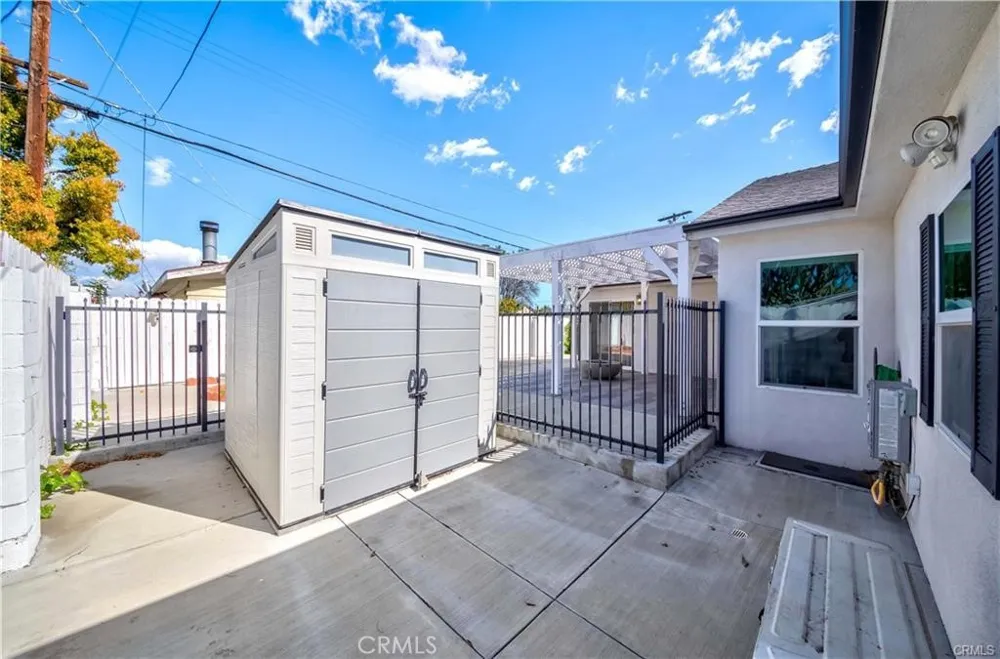 7426 Leescott Avenue Lake Balboa, CA 91406
