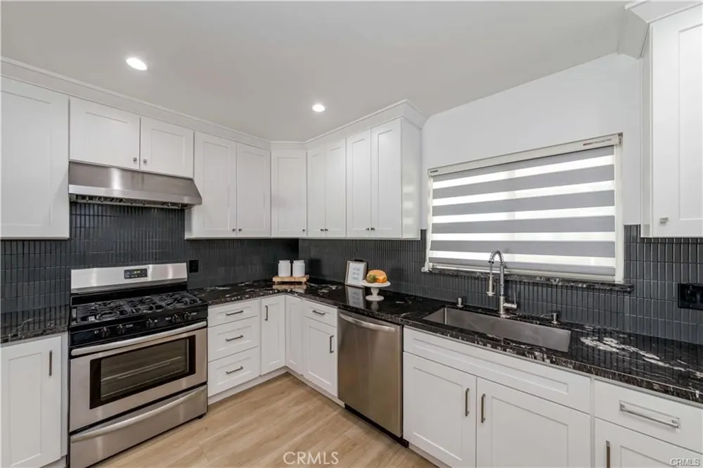 7426 Leescott Avenue Lake Balboa, CA 91406