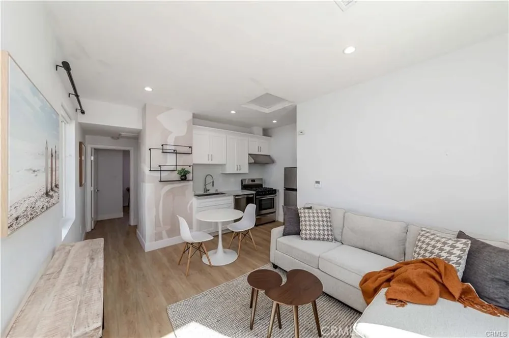 7426 Leescott Avenue Lake Balboa, CA 91406
