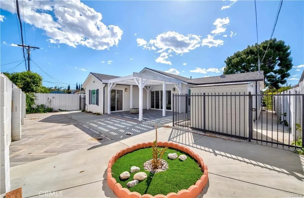 7426 Leescott Avenue Lake Balboa, CA 91406