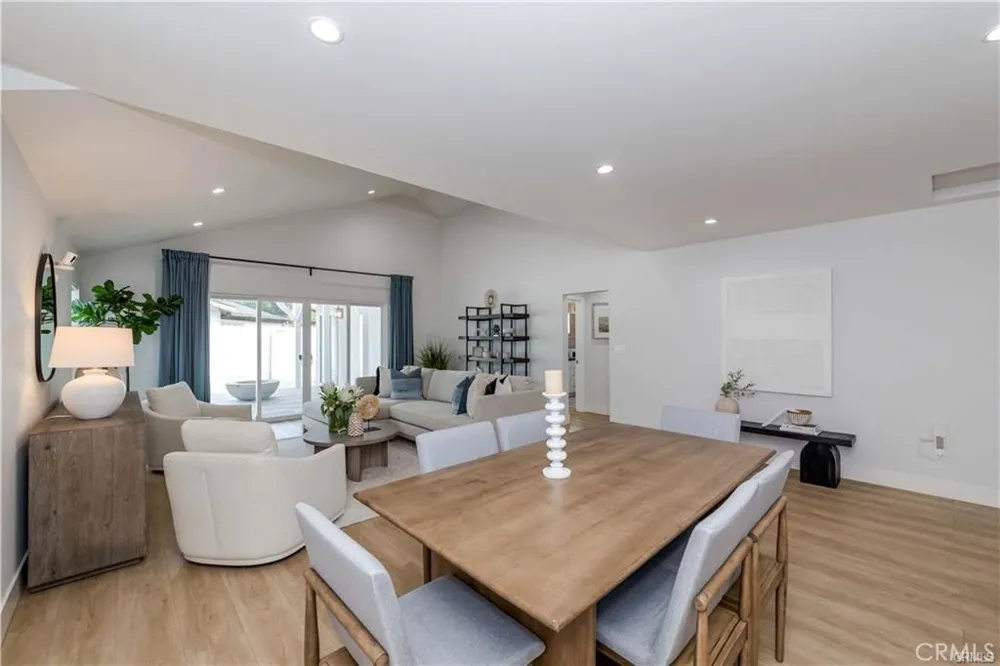7426 Leescott Avenue Lake Balboa, CA 91406