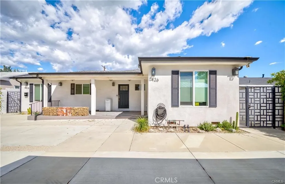 7426 Leescott Avenue Lake Balboa, CA 91406