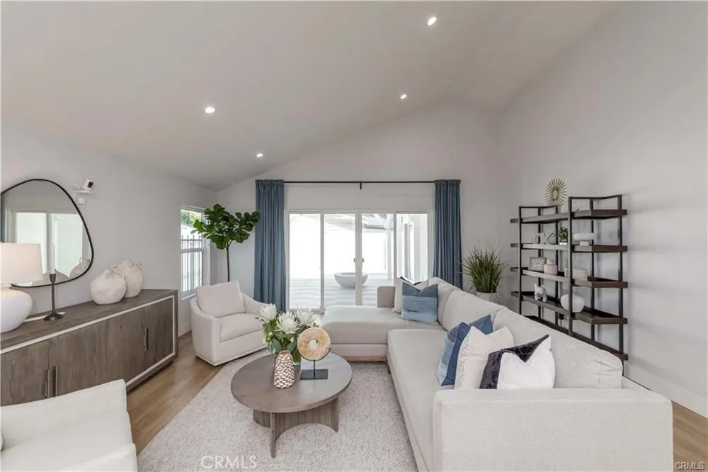 7426 Leescott Avenue Lake Balboa, CA 91406