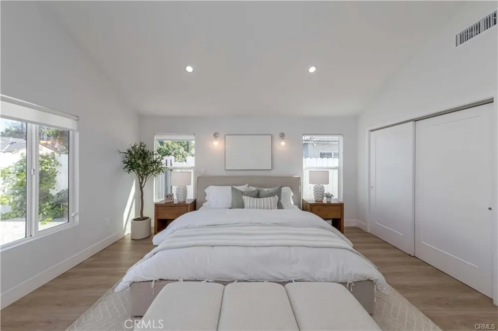7426 Leescott Avenue Lake Balboa, CA 91406