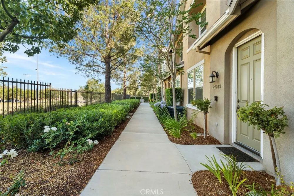 27249 Riverview Lane Valencia, CA 91354