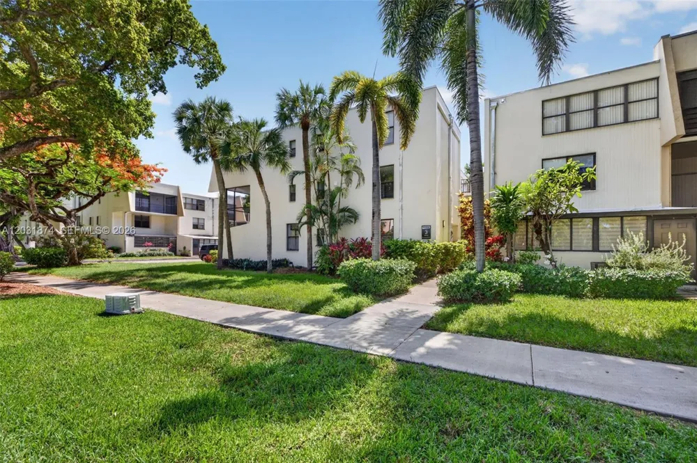 20300 W Country Club Dr #106-3 Aventura, FL 33180