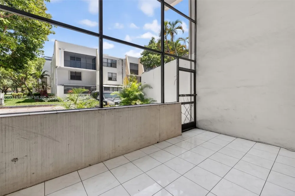 20300 W Country Club Dr #106-3 Aventura, FL 33180