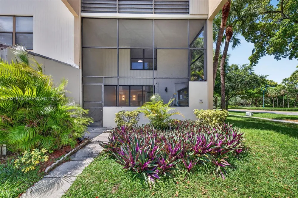 20300 W Country Club Dr #106-3 Aventura, FL 33180