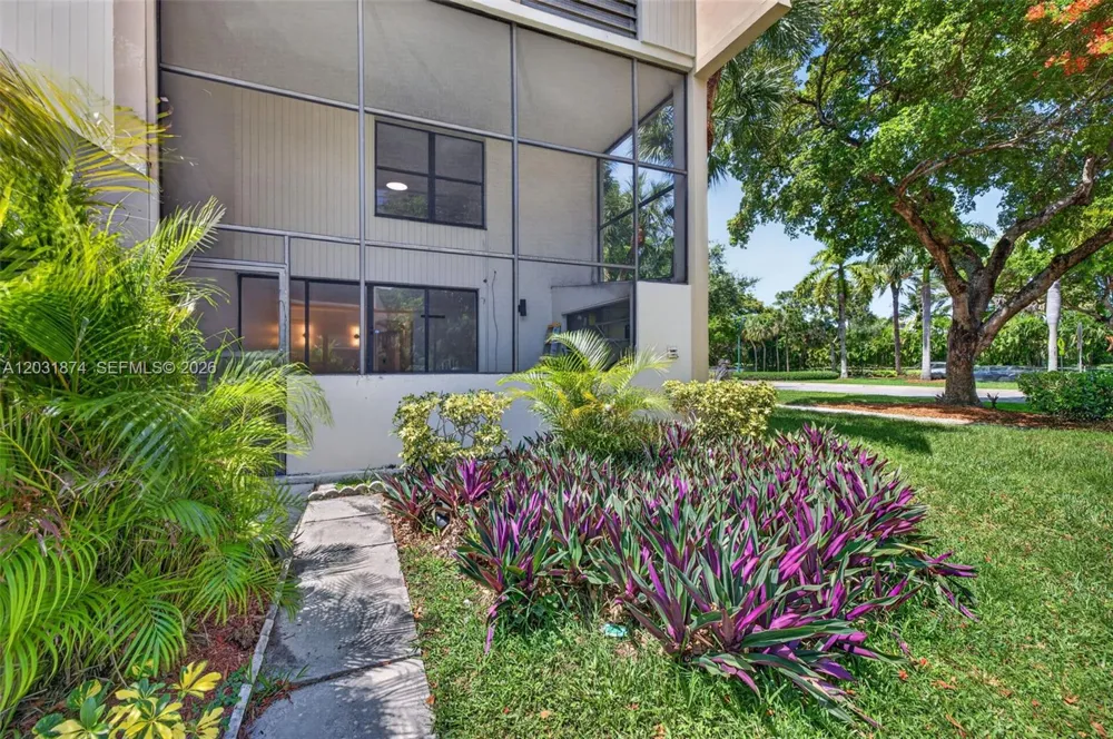 20300 W Country Club Dr #106-3 Aventura, FL 33180