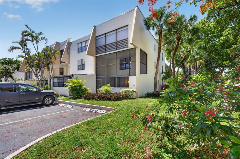 20300 W Country Club Dr #106-3 Aventura, FL 33180