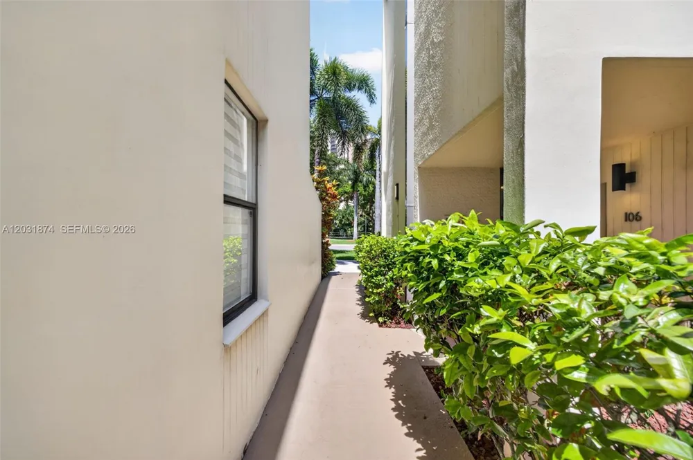 20300 W Country Club Dr #106-3 Aventura, FL 33180