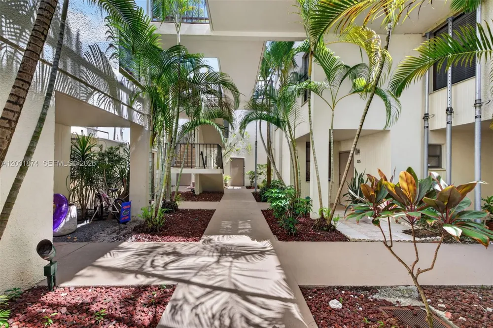 20300 W Country Club Dr #106-3 Aventura, FL 33180