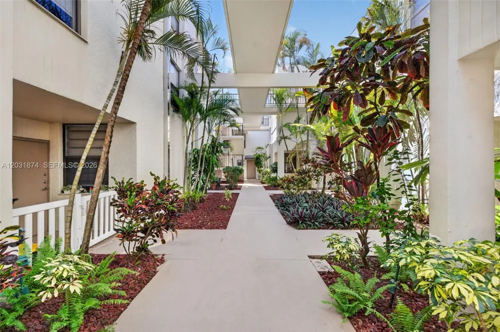 20300 W Country Club Dr #106-3 Aventura, FL 33180