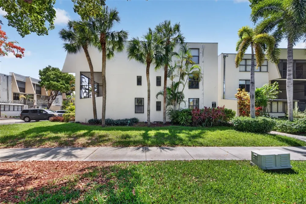 20300 W Country Club Dr #106-3 Aventura, FL 33180