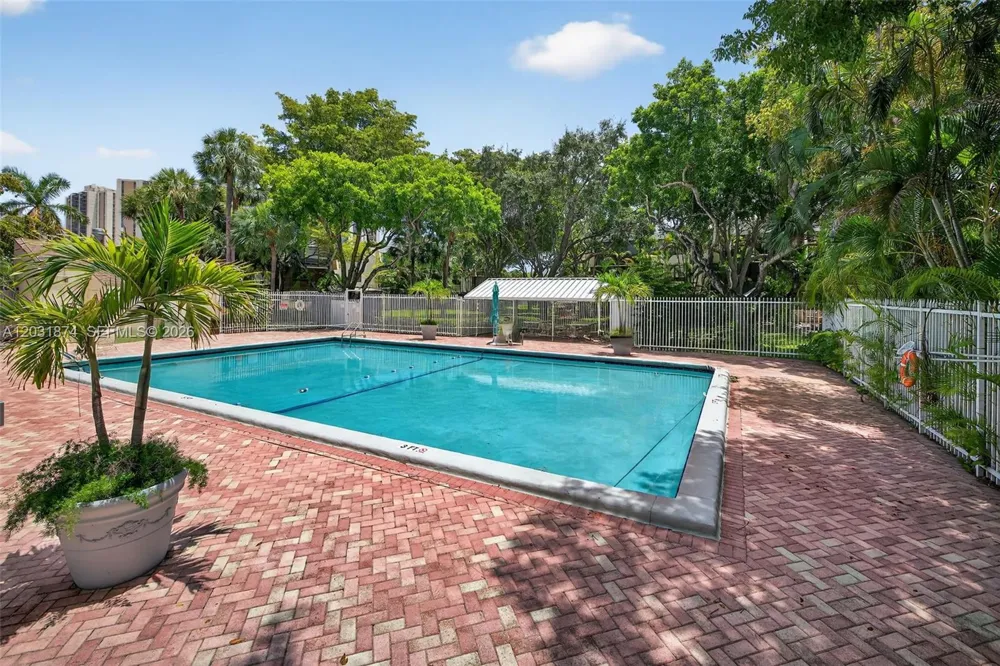 20300 W Country Club Dr #106-3 Aventura, FL 33180