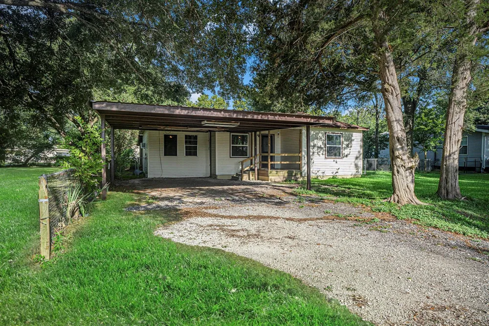 4028 Avenue N 1/2 Santa Fe, TX 77510