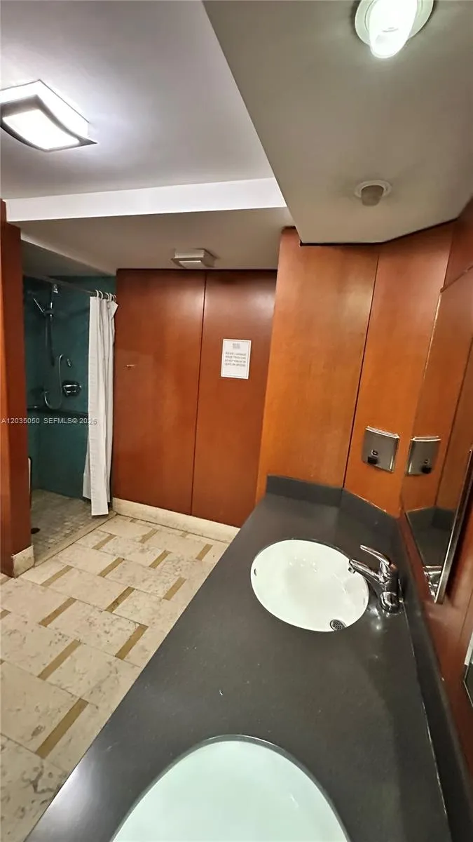 41 SE 5th St #1104 Miami, FL 33131
