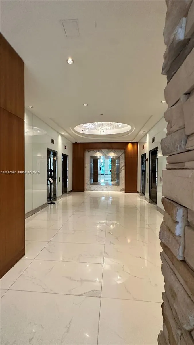 41 SE 5th St #1104 Miami, FL 33131
