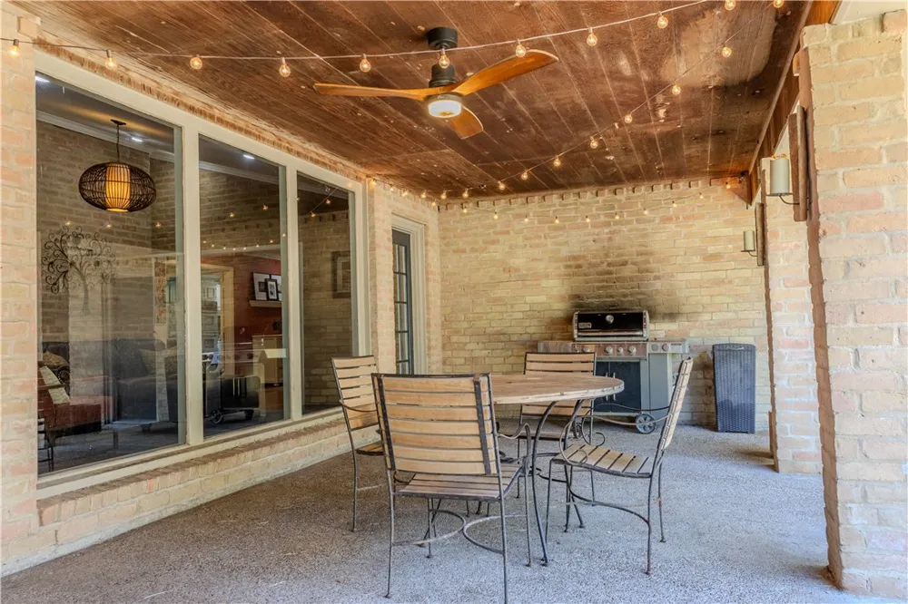 1608 Delwood Alice, TX 78332