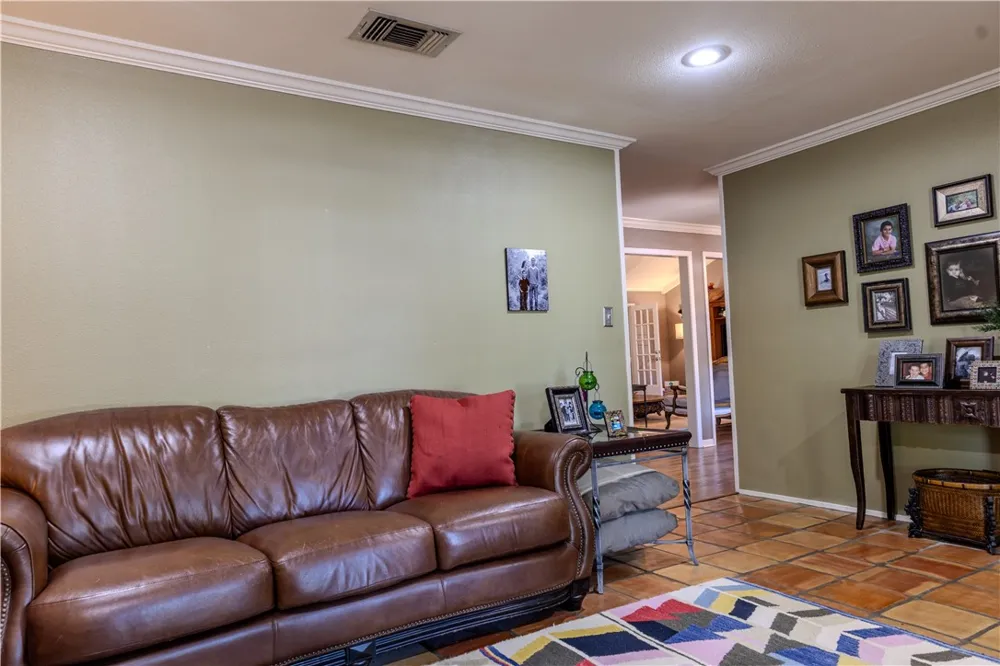 1608 Delwood Alice, TX 78332