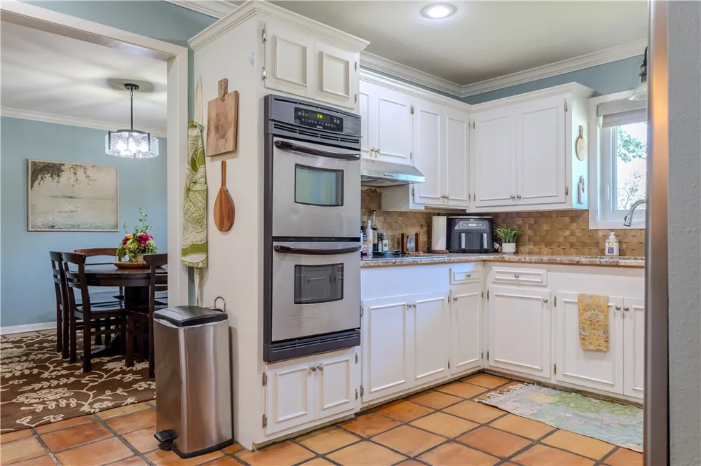 1608 Delwood Alice, TX 78332