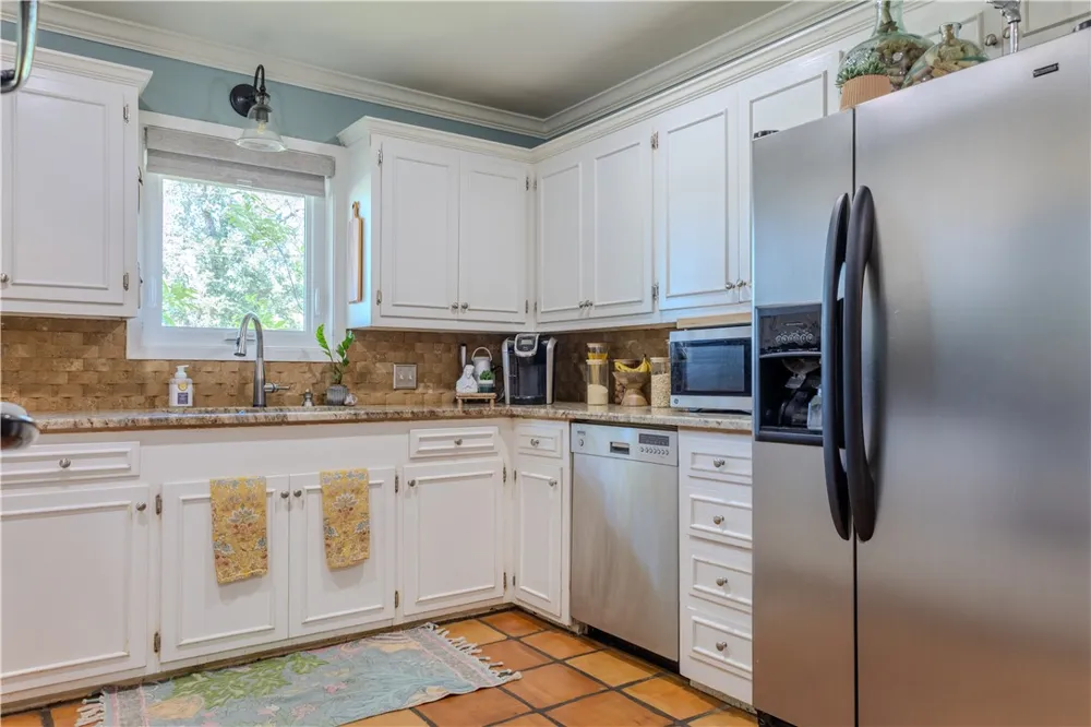 1608 Delwood Alice, TX 78332