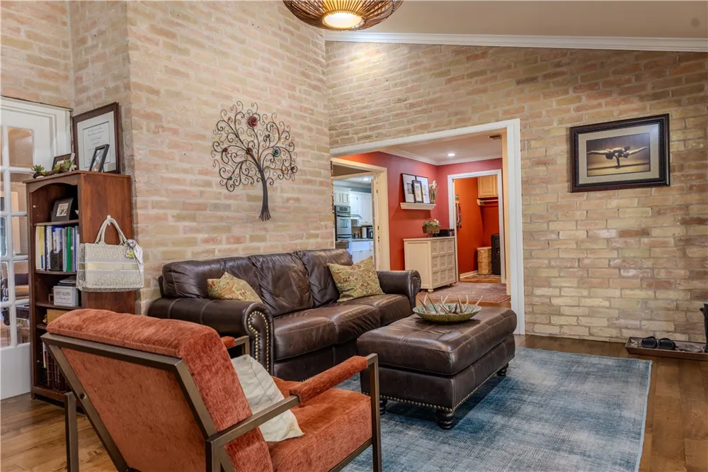 1608 Delwood Alice, TX 78332
