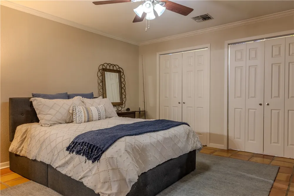 1608 Delwood Alice, TX 78332