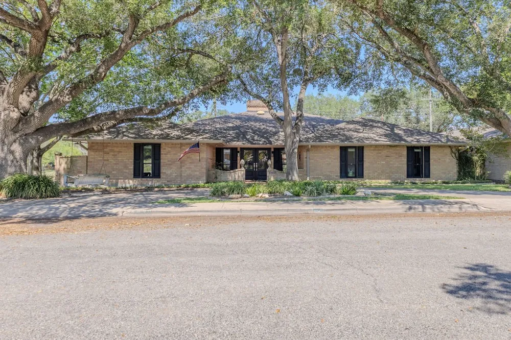 1608 Delwood Alice, TX 78332