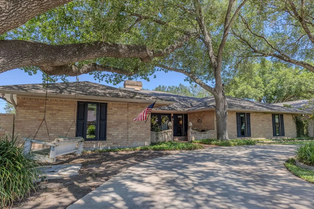 1608 Delwood Alice, TX 78332